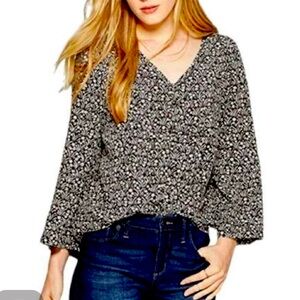 Universal Thread Top black cream floral medium
